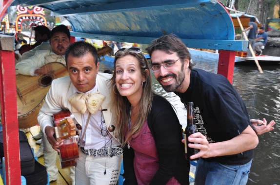 Mariachis animam a festa nas trajineras de Xochimilco, Cidade do México
